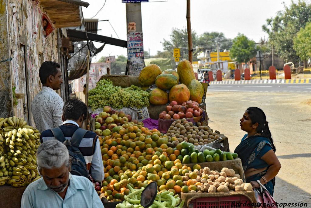 Bonjour monsieur je voudrais un kilo de bananes. En hindi cela donne नमस्ते सर मैं एक केले लोलो की तरह होगा  namaste sar main ek kele lolo key tarah hoga.