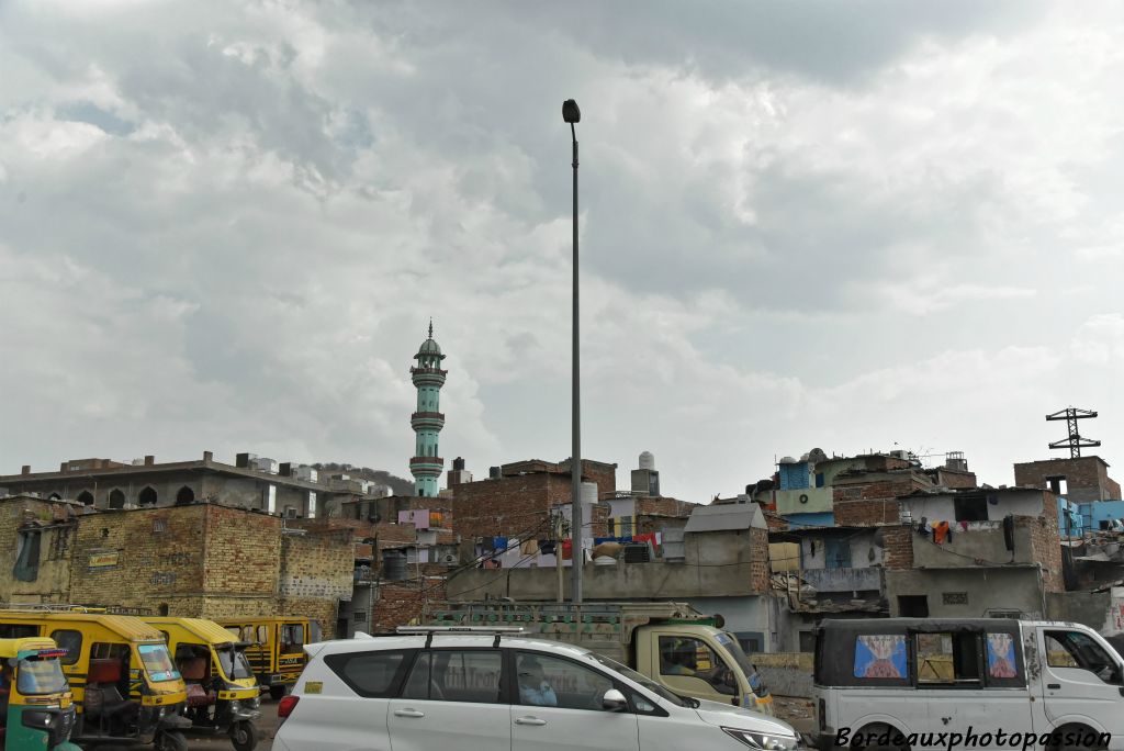 C'est l'arrivée à Bundi. La mosquée indique que nous entrons dans cette ville par un quartier musulman.