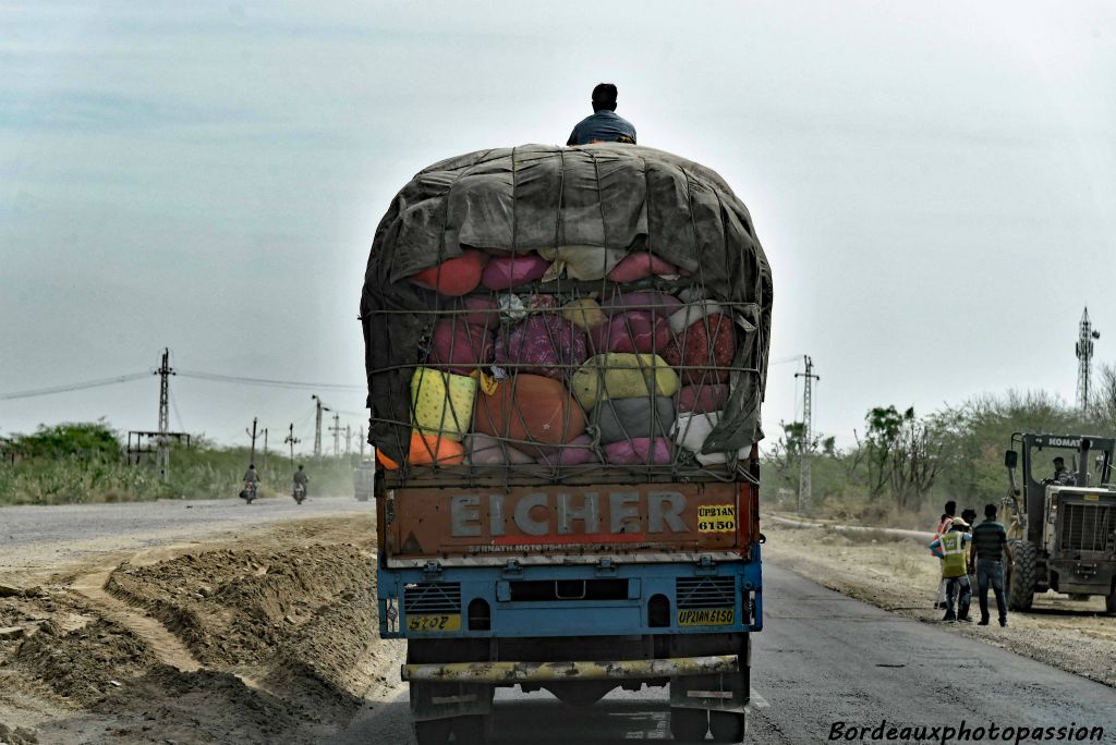 Avec 3,3 millions de kilomètres, l'Inde possède le 3e réseau routier du monde. De nombreux camions souvent surchargés parcourent ce réseau.