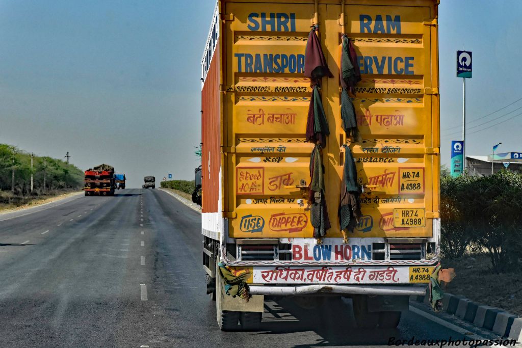 Des chiffons souvent noirs pendent autour du camion pour faire fuir le mauvais esprit et protéger le chauffeur et son chargement.