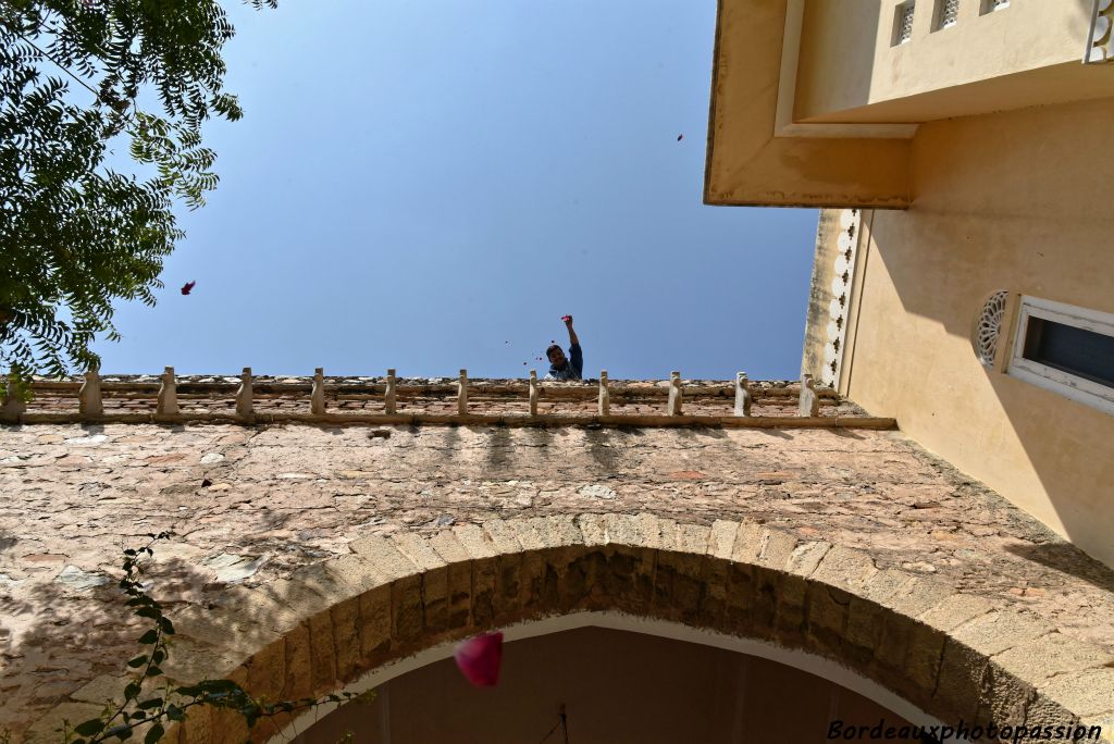 L'accueil dans les palais reconvertis en hôtel peut se faire sous une pluie de pétales de rose...