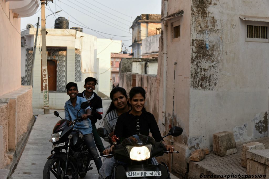 Dans une société dominée par l'homme, il est plutôt rare de voir une jeune fille conduire un deux roues...