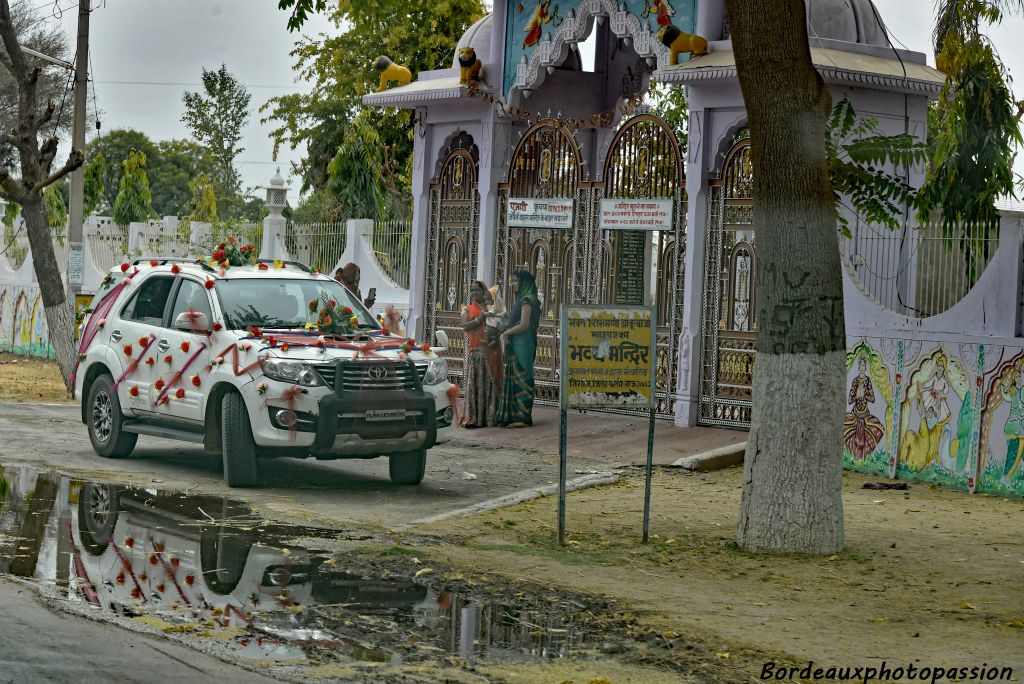 L'arrêt à plusieurs temples fait partie du rituel de la cérémonie.