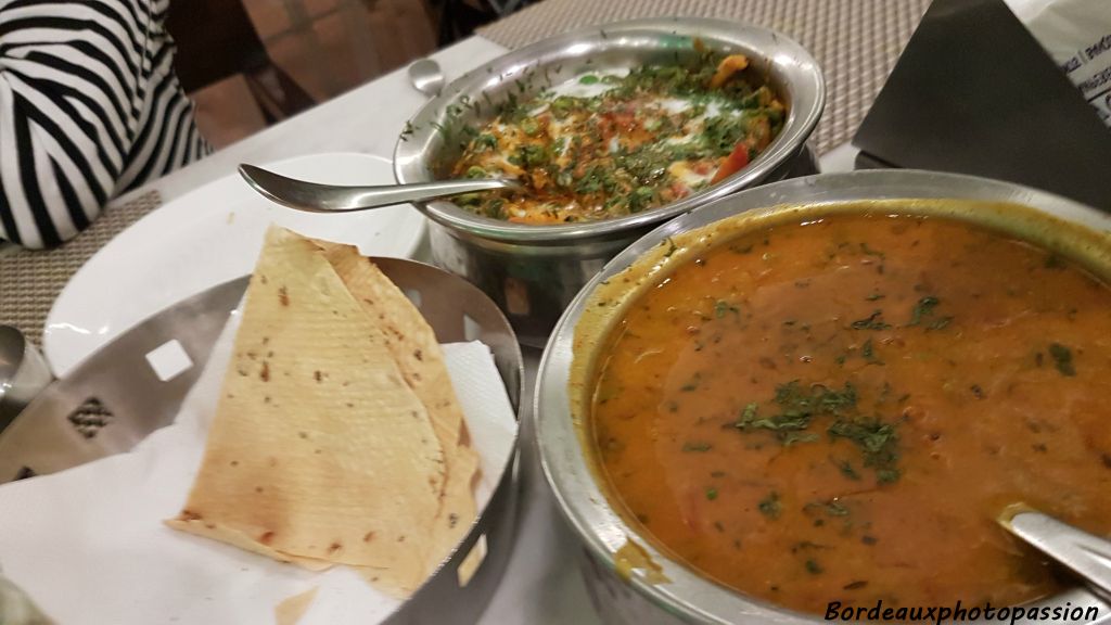 À gauche, le papadum, une galette indienne de farine de haricots. Elle est frite et croquante comme une chips.