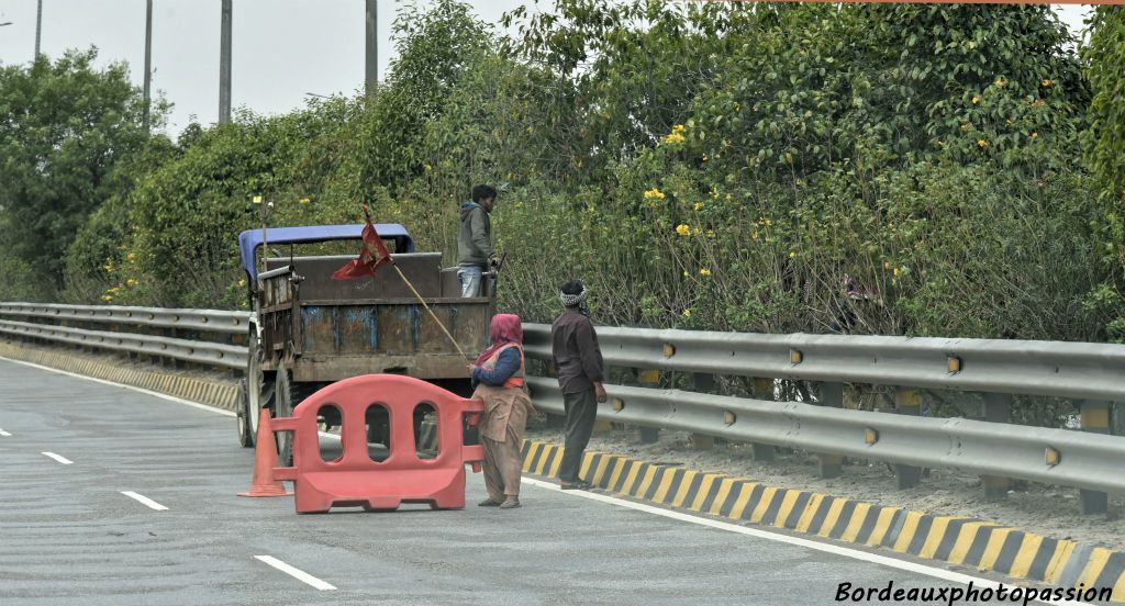 55%  des routes ne disposent pas de revêtement ; 40 % des villages de moins de 1.500 habitants ne sont pas reliés au réseau routier.