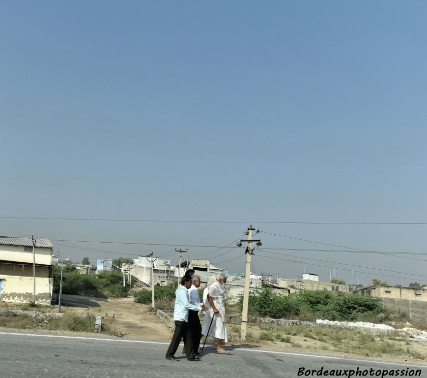 Prêtre jaïniste vêtu de blanc en pélerinage. Il marche pieds nus vers le prochain temple distant de 50 km.