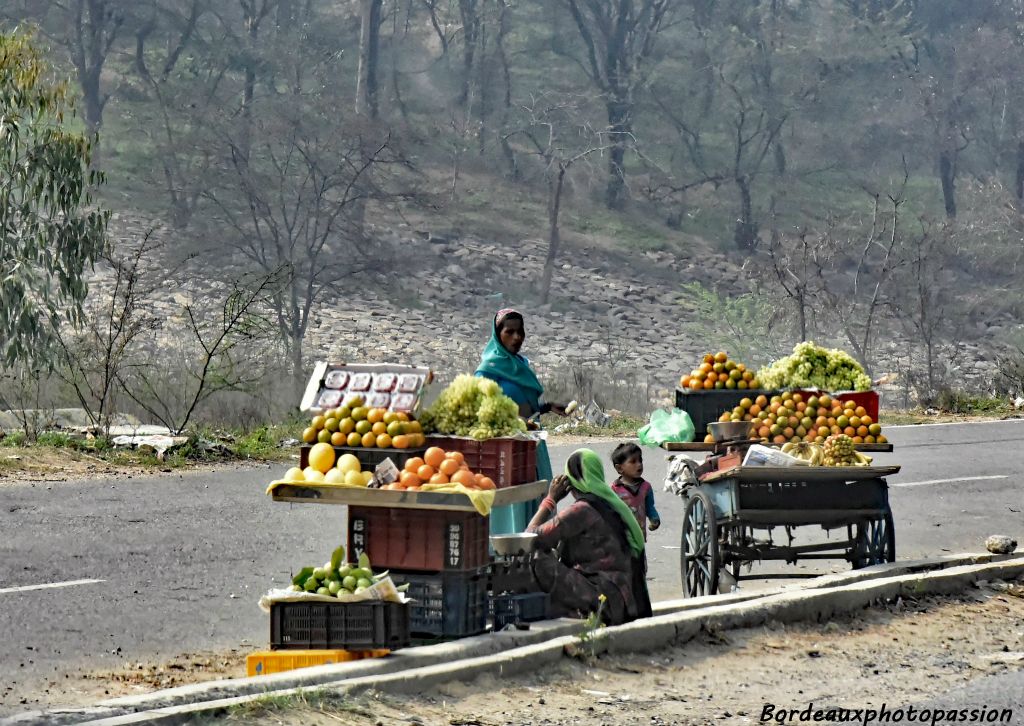 de ses marchands de fruits et légumes sur le bord des routes.