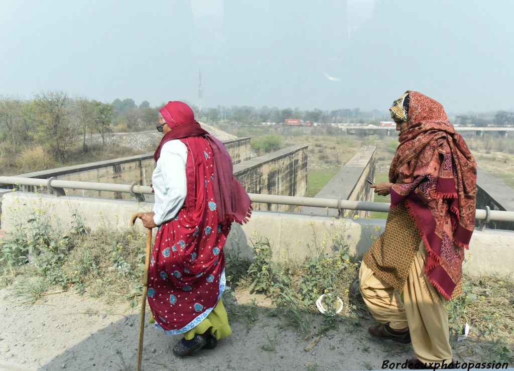 Premiers saris traditionnels oui mais le smartphone est là !