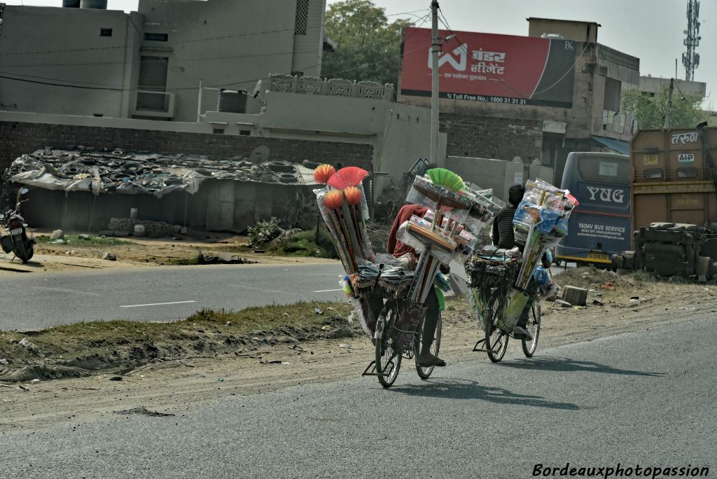 Marchands ambulants à vélo. Le vélo devient de plus en plus rare.