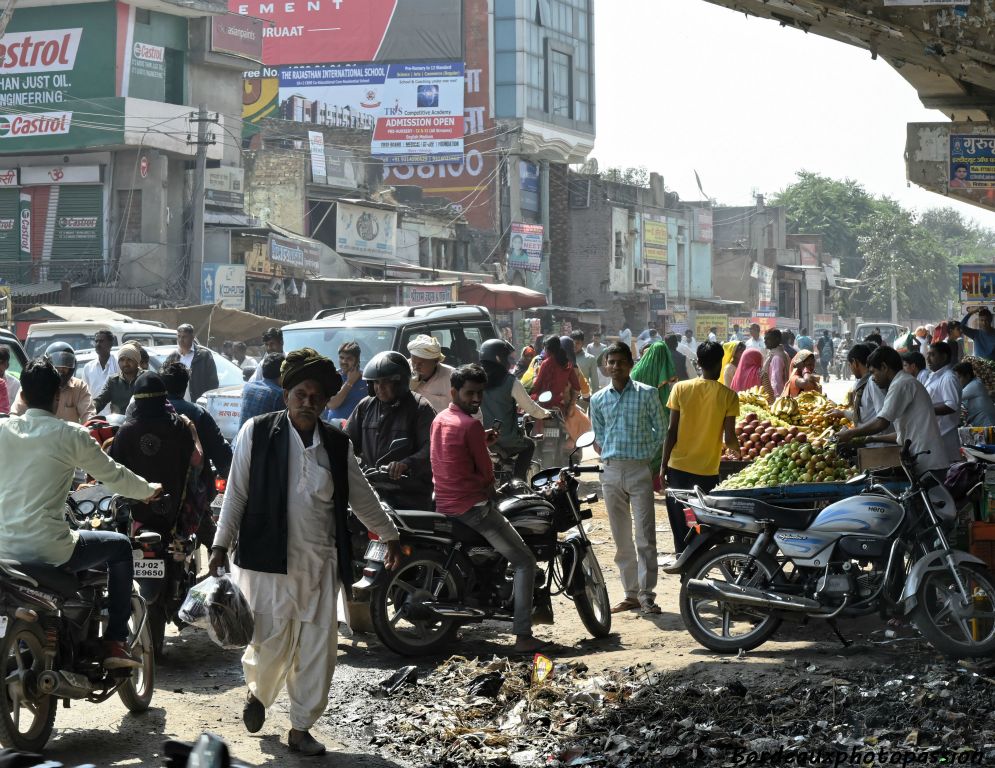 Marché au milieu des déchets.