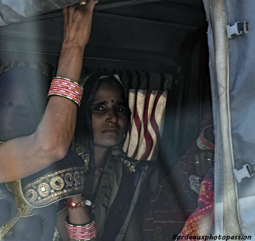 La femme indienne porte de jolis bracelets durant le mariage. Elle doit les enlever dès qu'elle est veuve.