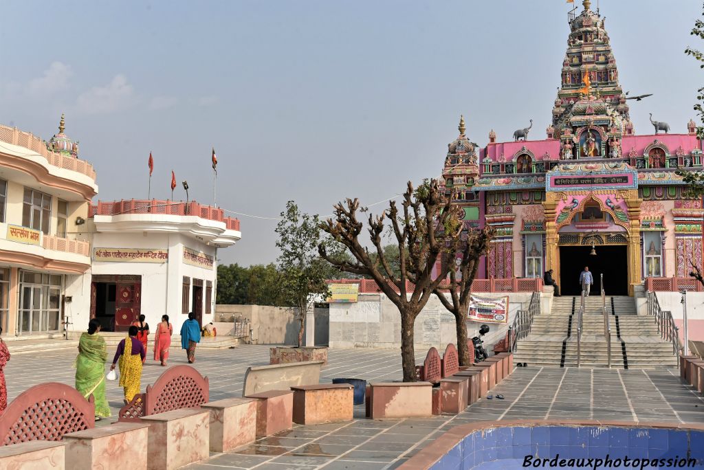 À une heure de Jaipur, sur la route d'Agra, nous nous arrêtons devant un temple hindou à Dausa.