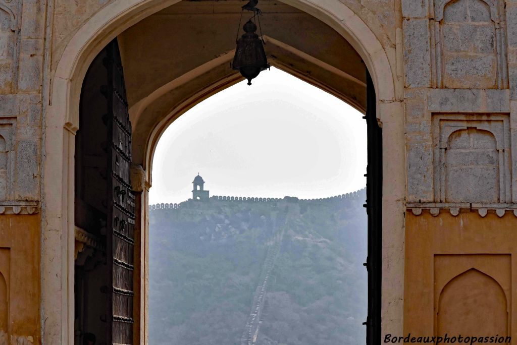 Le palais d'Amber était admirablement protégé par des collines fortifiées, des murs d'enceintes et des tours de guet.