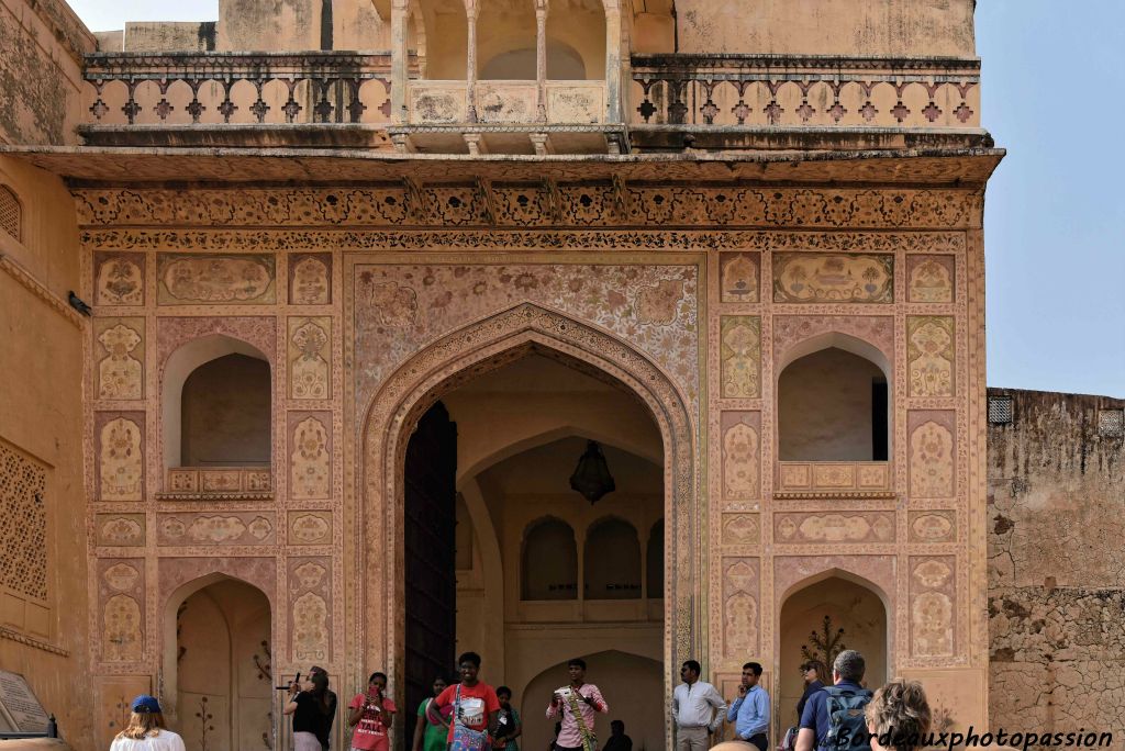 Une des nombreuses portes du palais.