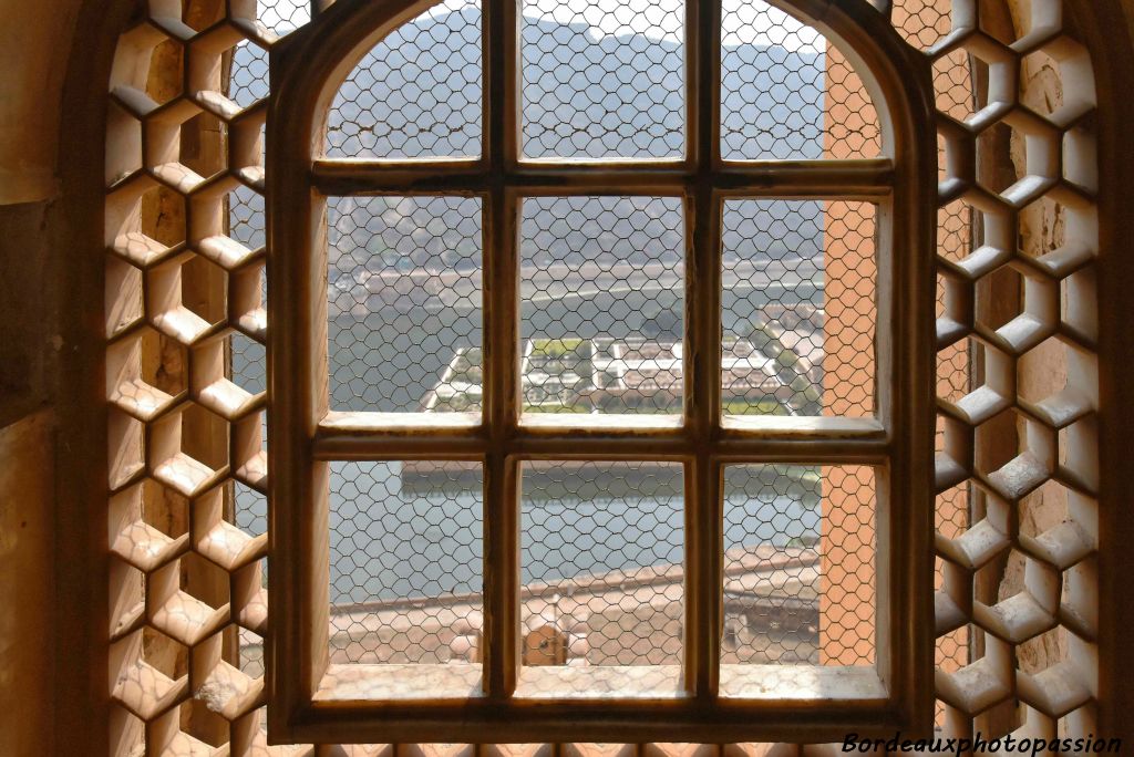 De là, une vue plongeante sur le lac Maota et son jardin.