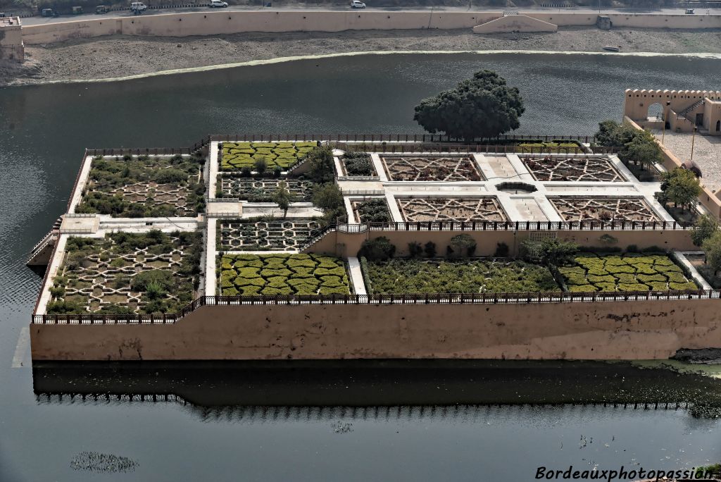 Sur le lac, un très beau jardin à la moghole, Dilaram Bagh dont le nom signifie "le jardin où le cœur se repose". Il est inspiré des jardins persans.