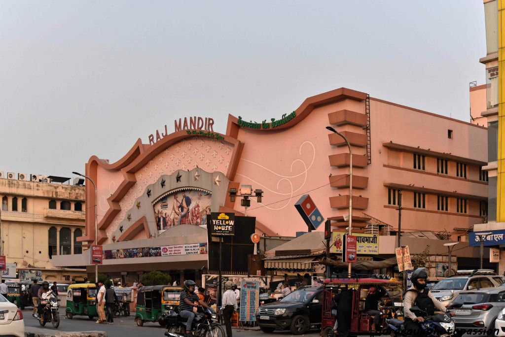 Le Raj Mandir est une des plus belles salles de cinéma de l'Inde.