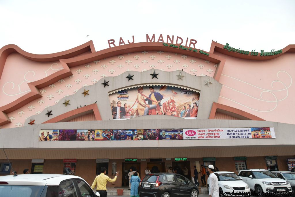 Il appartient à un célèbre joaillier de Jaipur. Après 10 ans de travaux, ce cinéma fut inauguré en 1976.