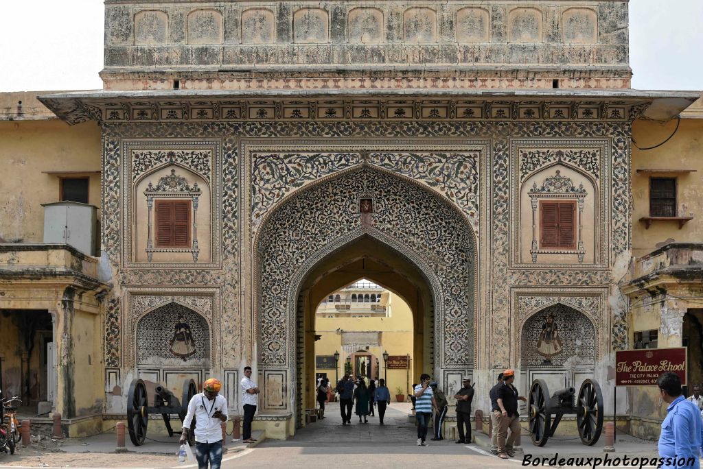 Les visiteurs doivent emprunter la porte Virenda Pol ou Udai Pol.