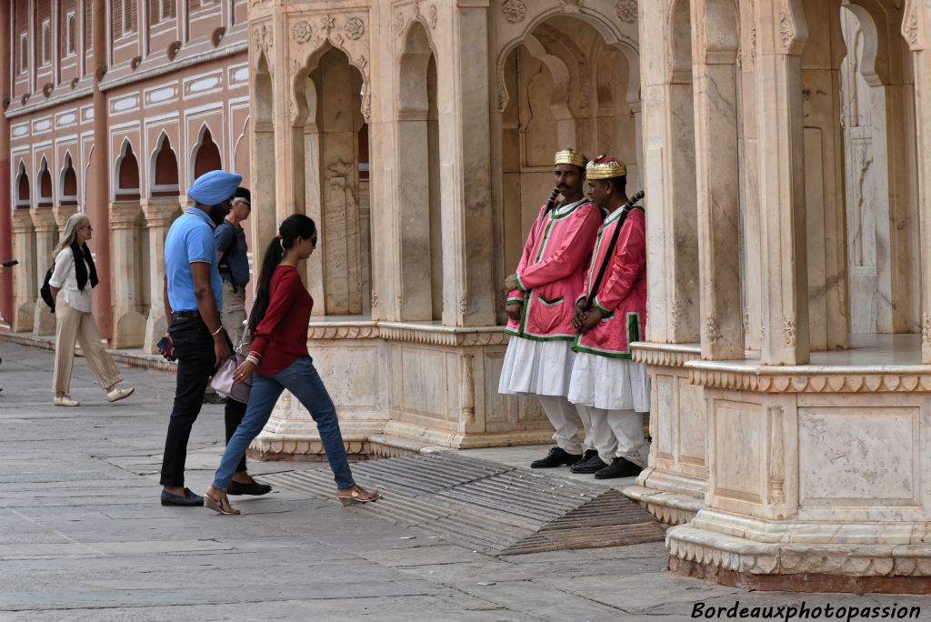 Des gardes en costumes d'éqpoque accueillent les visiteurs.