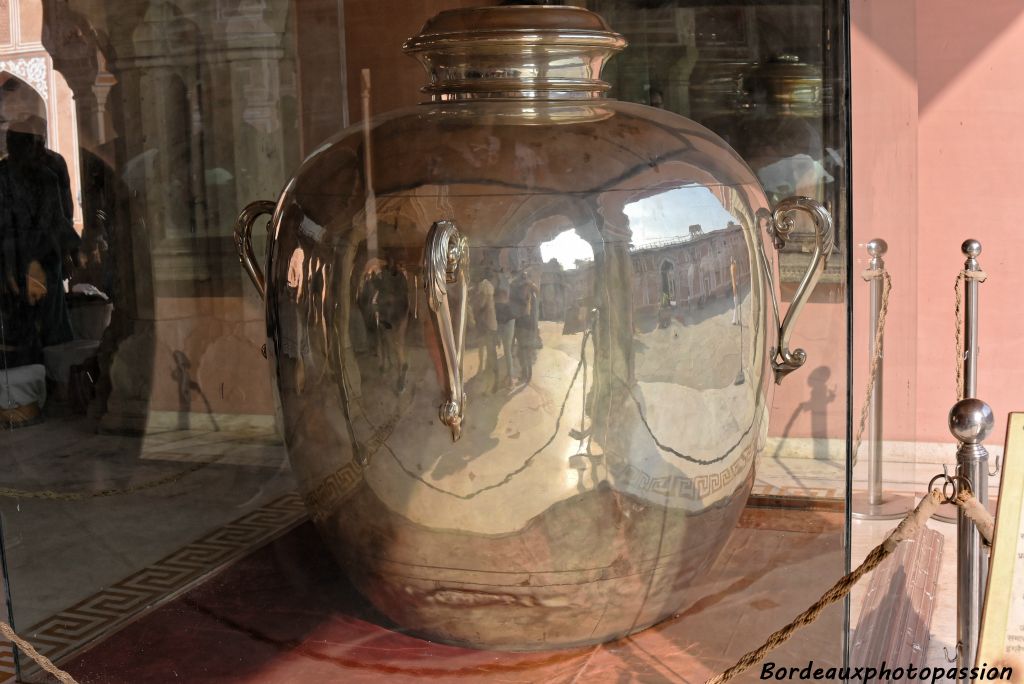 Dans cette salle, dans un vaste pavillon, on trouve deux urnes en argent emportées en Angleterre (voyage de 4 mois)  par Madho Singh II. Il voulait faire ses ablutions uniquement avec l'eau du Gange !