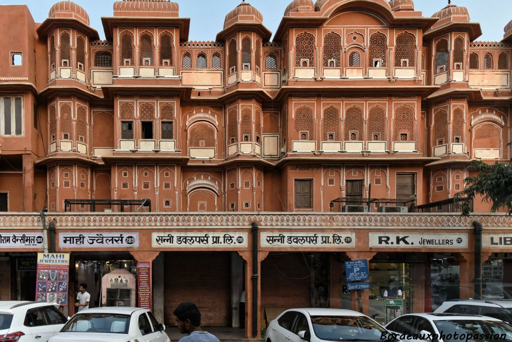 Trop à l'étroit dans son fort d'Amber, Jai Singh II entreprit la construction de la cité de Jaipur à partir de 1727.