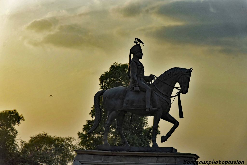 Sawai Man Singh II ( 1912-1970) fut Maharaja de Jaipur. Il a gouverné l'état princier entre 1922 et 1949. Il a servi comme ambassadeur de l'Inde en Espagne et fut reçu par De Gaulle en 1966. Il était aussi un joueur de polo ayant eu une certaine renommée. 