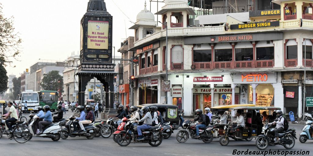 Une circulation  importante dans la capitale du Rajasthan. Des deux-roues, des transports en commun et des  rickshaws.