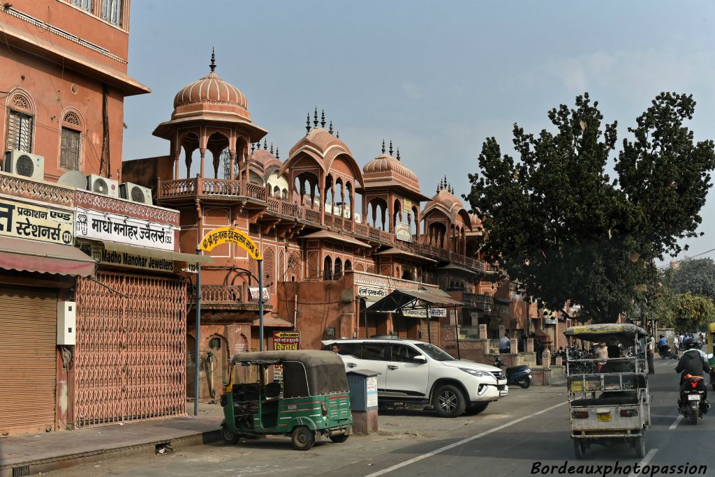 Rudyard Kipling a écrit : "Le bon peuple d'Amérique construisit ses villes sur ce modèle (Jaipur) et comme il ne connaissait pas Jai Singh, il s'en attribua tout le mérite."