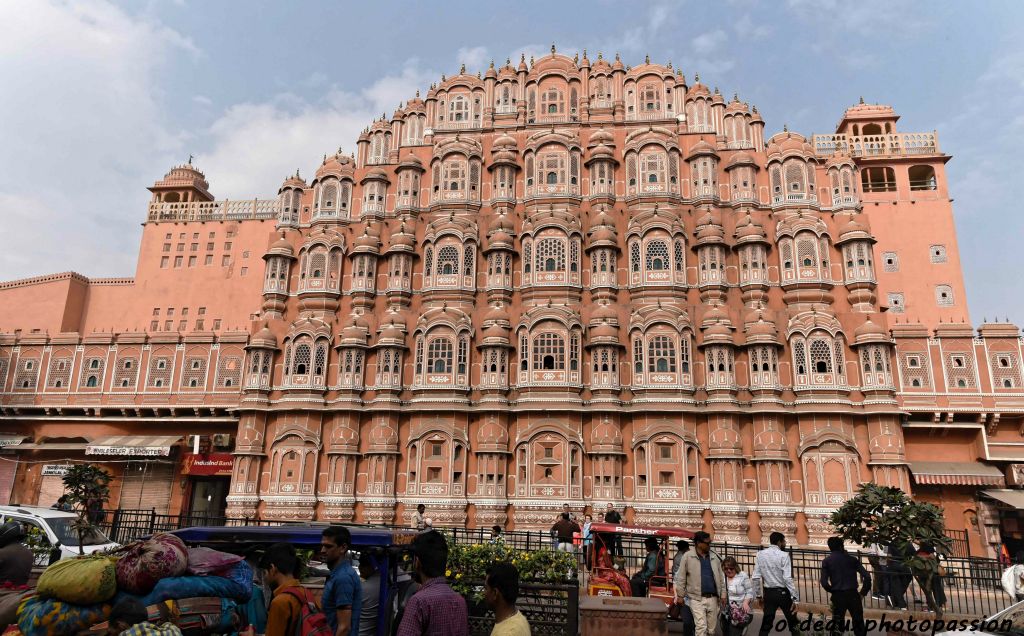 Le Hawa Mahal ou palais des vents. Sur 5 étages, sa façade ornée de niches possède 953 fenêtres incurvées permettant de capter les courants d'air... d'où son nom !