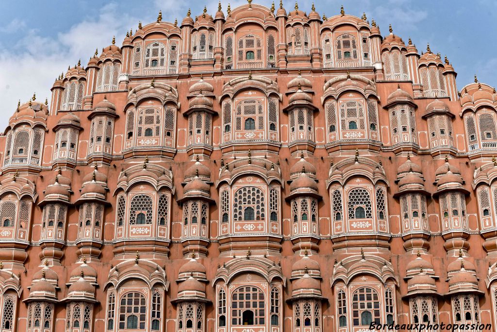 Le Palais des vents était fréquenté par les femmes du harem royal de l’époque qui depuis ce bâtiment pouvaient avoir un regard sur la vie à l’extérieur sans être vues.