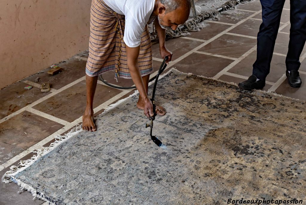 Certains tapis sont retournés puis brulés permettant d'éliminer les petits poils et rendre le tapis antidérapant.