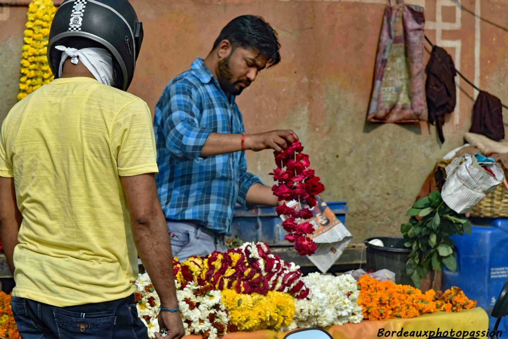 Au marché aux fleurs, les Hindous viennent chercher de quoi faire une offrande au temple.