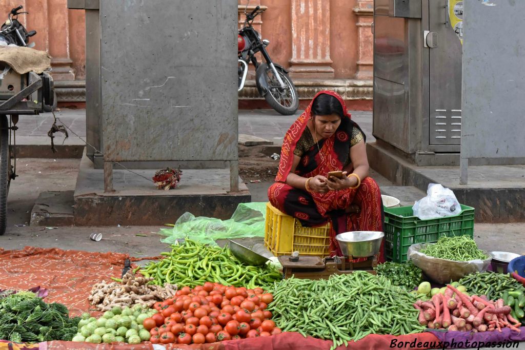 En Inde, le trottoir est le royaume des petits métiers.