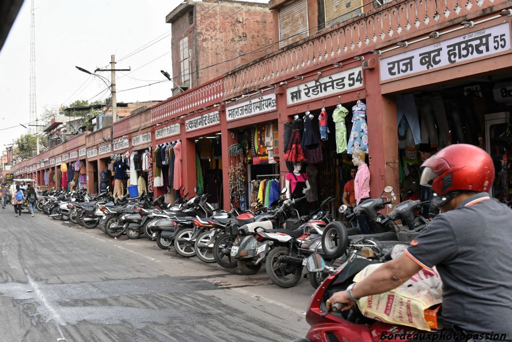 Balade en rickshaws dans les rues commerçantes de Jaipur. Des milliers de boutiques ont été recensées. Elles sont toutes numérotées en façade.