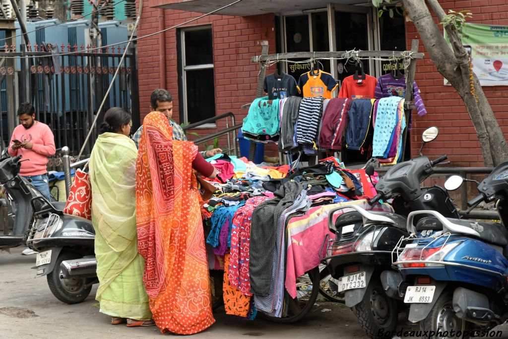 Les vêtements sont exposés en abondance