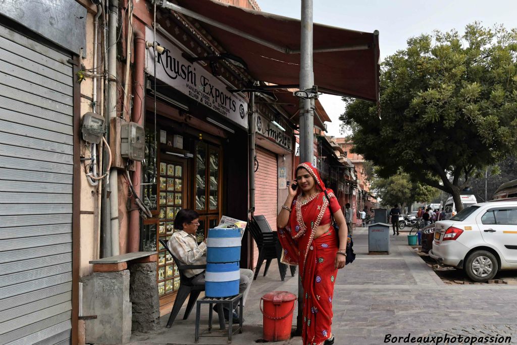 Le sari, très souvent coloré, est généralement porté par la femme hindoue...