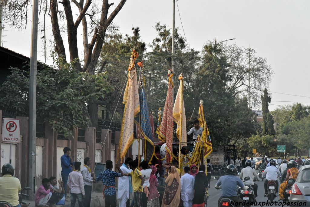 Rassemblement hindou dans la rue avant d'aller au temple.