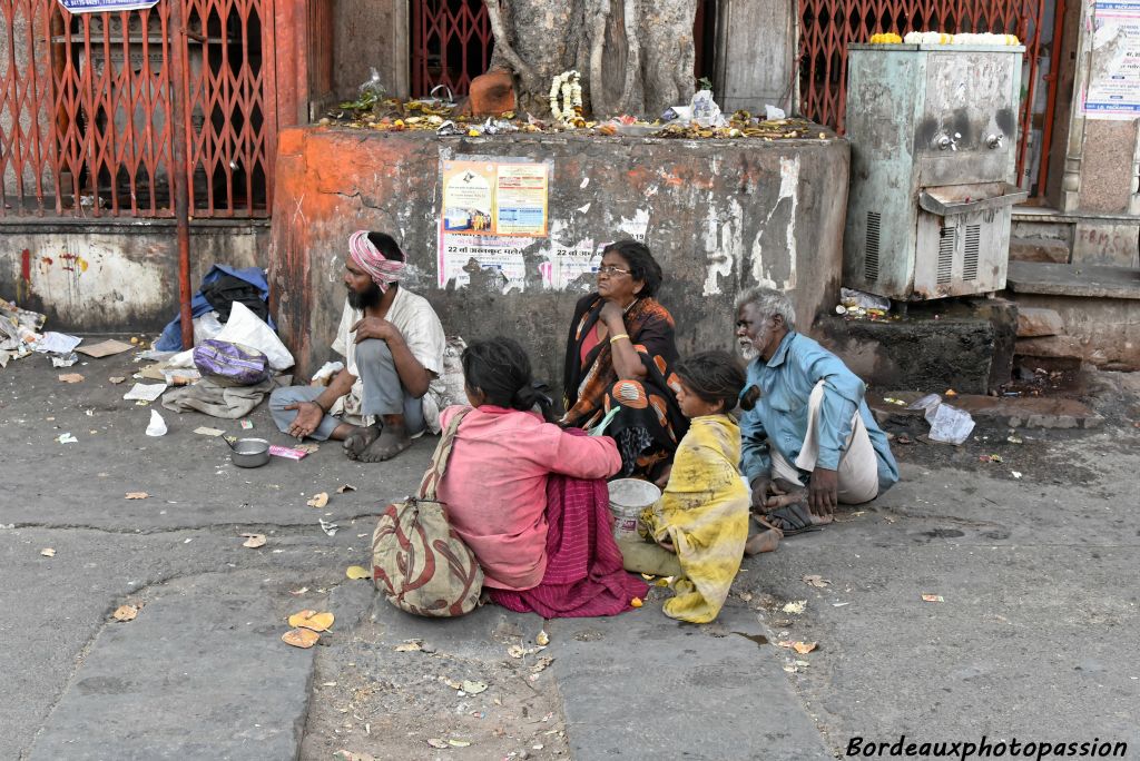 Malgré toutes les religions, la pauvreté est bien présente dans les rues.