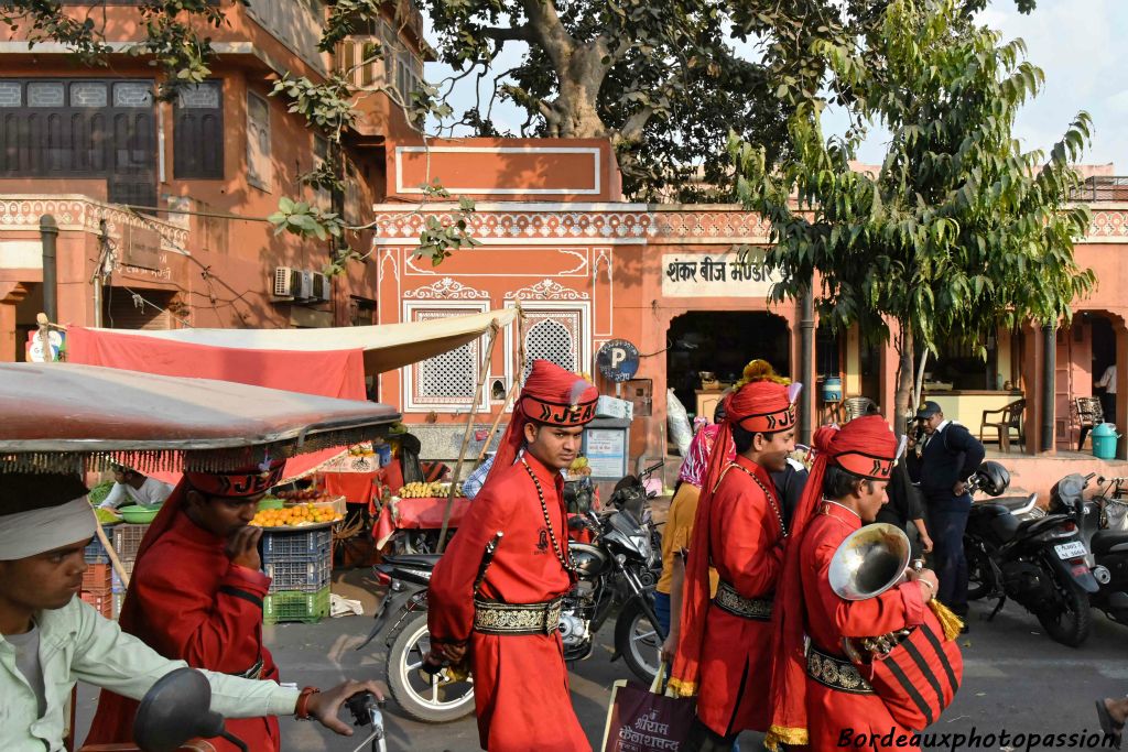 Musiciens d'un orchestre se rendant certainement à un mariage.