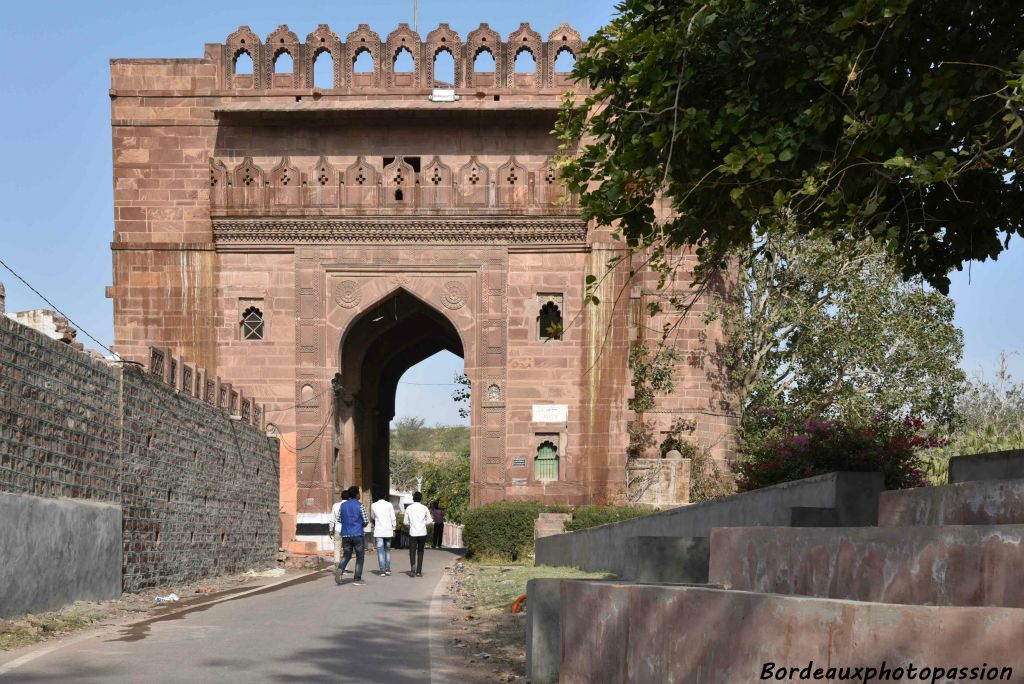 En 1395, Rao Chunda s'installe à Mandore. Il en  fait la capitale de son royaume. En 1549 Rao Johda quitte définitivement Mandore et fonde Jodhpur.