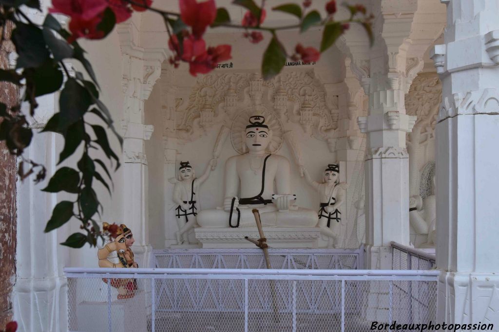 16 portraits de guerriers valeureux du Marwar état  fondé à partir du VIe siècle par la dynastie des Rathor autour de la ville de Mandore.