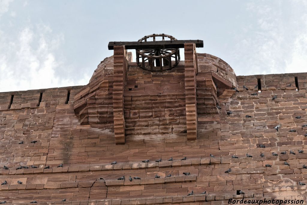 Tout en haut d'une des fortifications, une roue permettant de monter les marchandises.