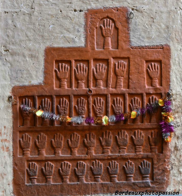 Empreintes, souvenir du martyre de 15 sati qui s'immolèrent sur le bûcher funéraire de leur époux.
