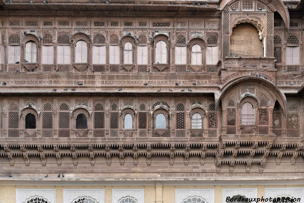 Cette façade en grès rouge est finement travaillée. Derrière les jali, les femmes pouvaient assister sans être vues aux cérémonies auxquelles elles n'étaient pas conviées.