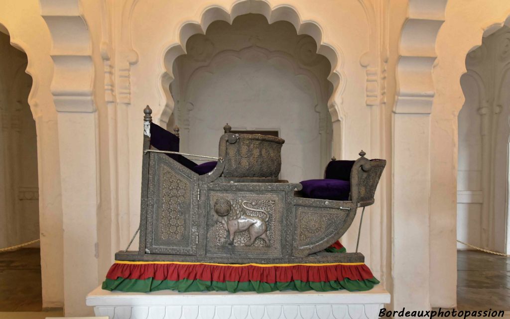 Suite d'une des plus belles séries au monde de howda (nacelles pour éléphant). Bois recouvert de plaques d'argent décoré XVIIe siècle.
