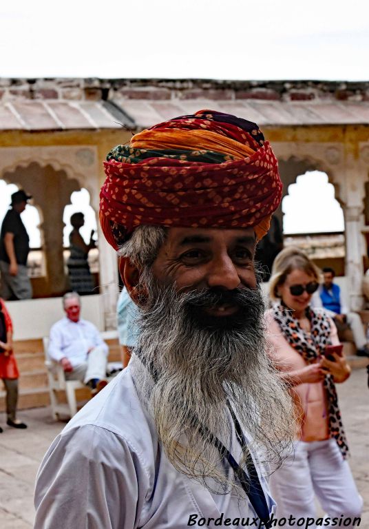 ... réaliser un élégant turban. Facile non ? Chaque Hindou doit savoir refaire son turban tous les matins.