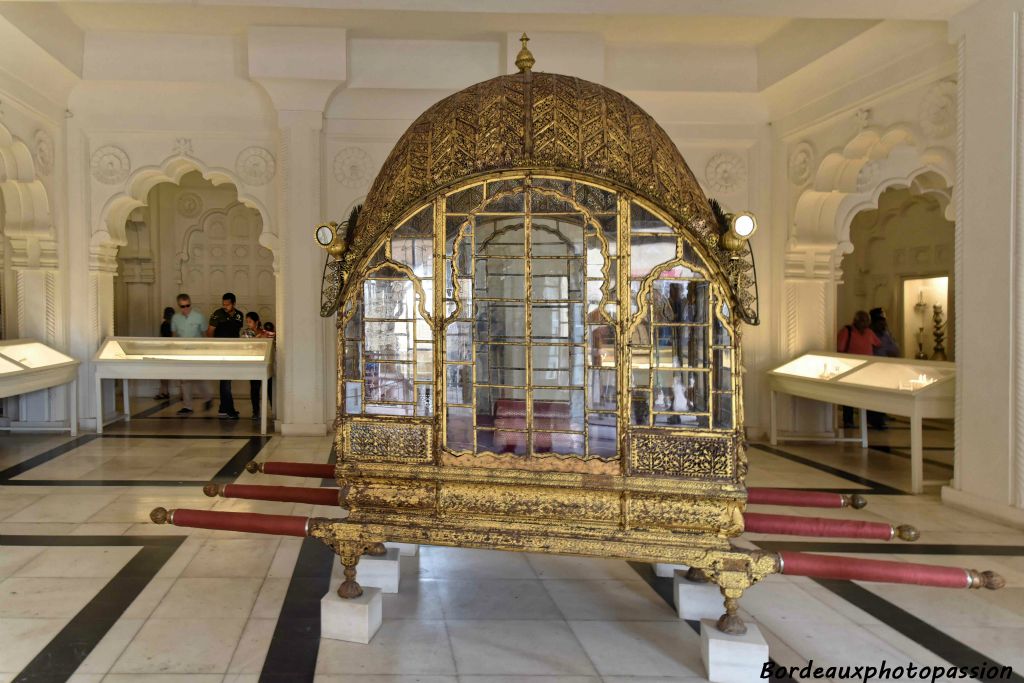 La section des palanquins débute avec le plus beau le Mahadola qui faisait partie du butin ramené du Gujarat en 1730 par le maharajah Abhay Singh.