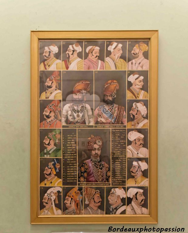 Portraits de souverains. Seuls trois d'entre eux ont droit au portait de face, tous les autres sont de profil.