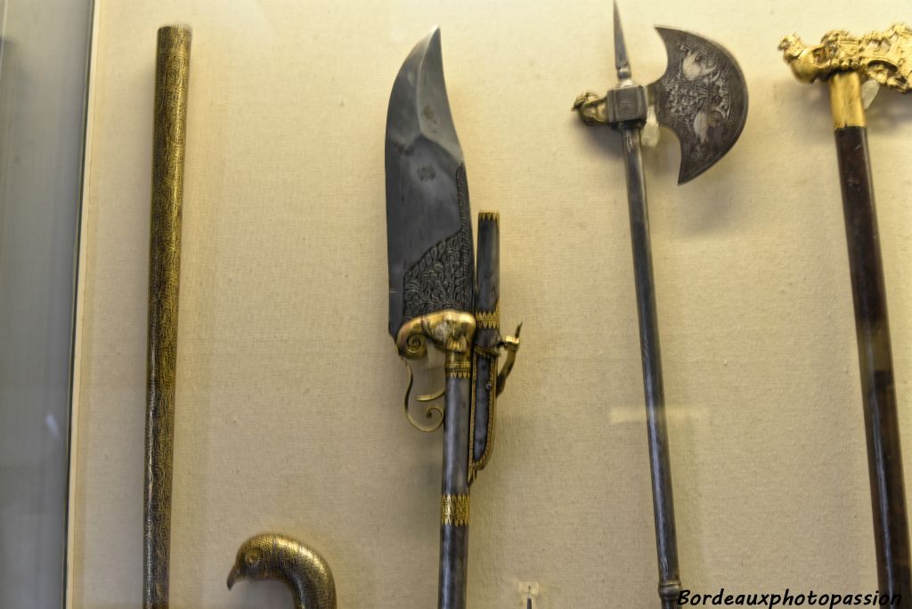 Original, une lance avec au bout un pistolet.